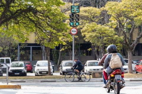 Secretaria de Mobilidade e Trânsito instala semáforos para pedestres em dois pontos de grande circulação