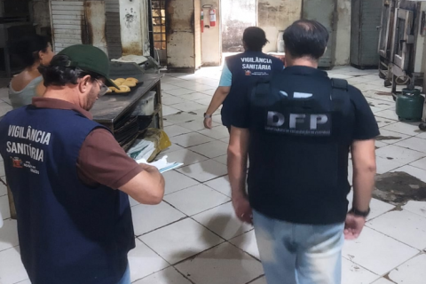 Fiscalização da Prefeitura fecha e multa fábrica de pães por irregularidades