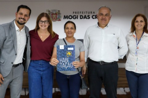 Prefeitura entrega mais 63 matrículas de imóveis para famílias de núcleos de interesse social regularizados