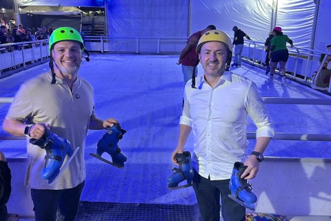 Pista de patinação no gelo é a nova atração da Vila Encantada de Natal, em Itaquá