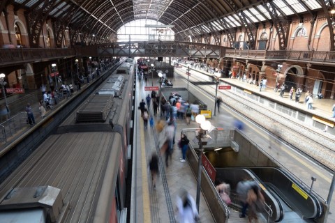 Estação da Luz da CPTM tem distribuição gratuita de livros em homenagem ao aniversário de São Paulo