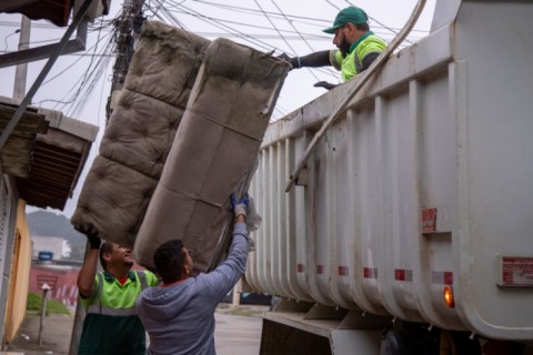 Operação Cata-Tranqueira recolhe itens inservíveis em mais seis bairros da cidade neste sábado