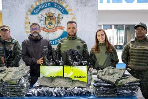 Itaquá entrega novos uniformes e equipamentos para a Guarda Ambiental