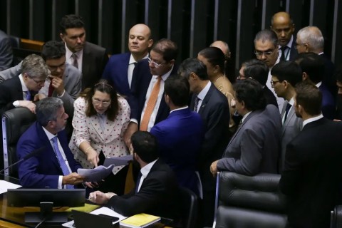 PEC de corte de gastos é aprovada em dois turnos na Câmara