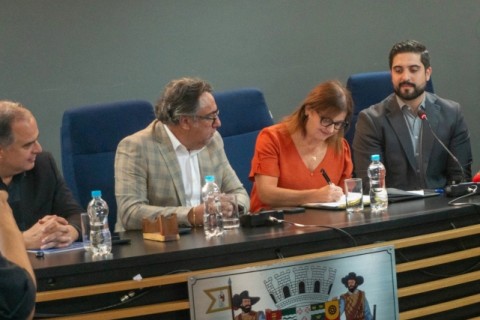 Mara entrega à Câmara projeto com maior investimento em saneamento básico da história de Mogi das Cruzes